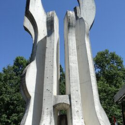 Spomenik u šumi Brezovici kraj Siska
