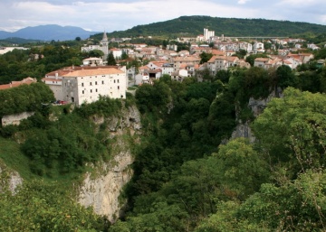 Panorama Pazina s pazinskom jamom